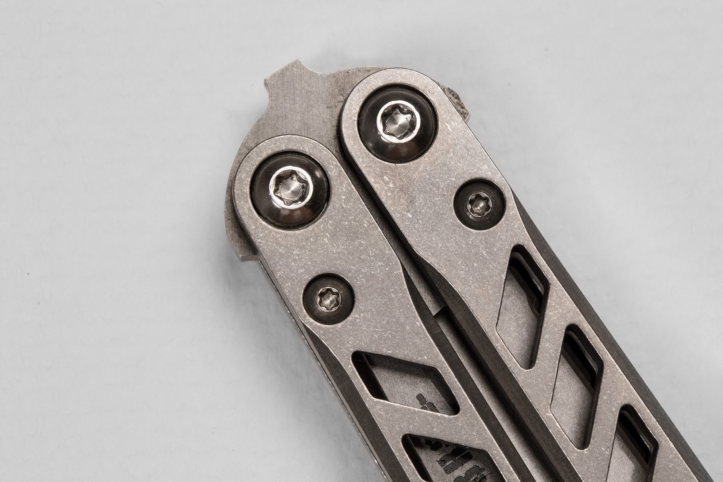 Balisong screw construction