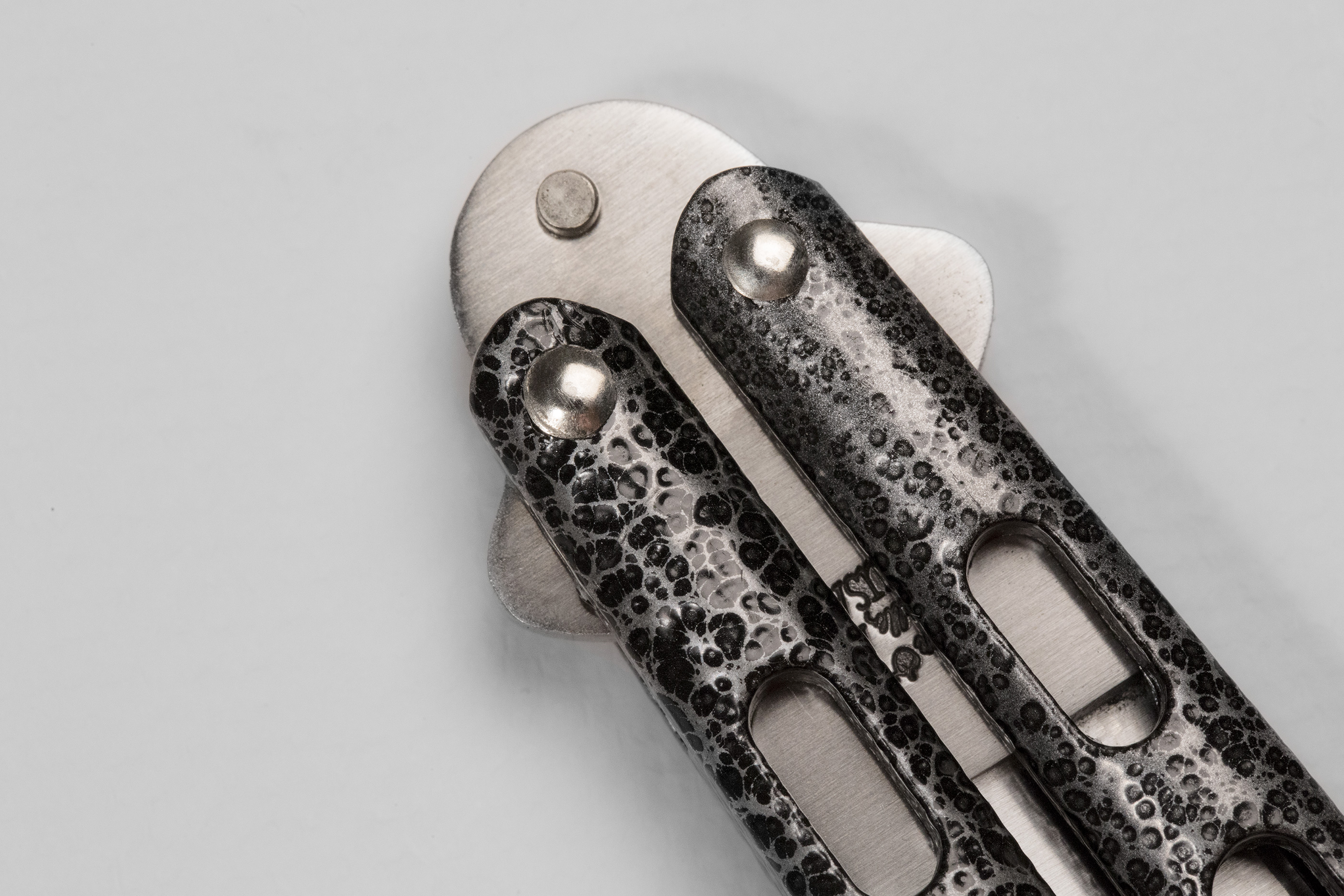Balisong pin construction
